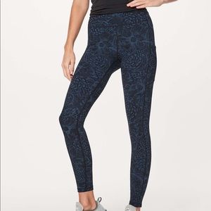 Lululemon Speed Up Tight (Full-On Luxtreme 28")
Nouveau Mach Blue Black size 6